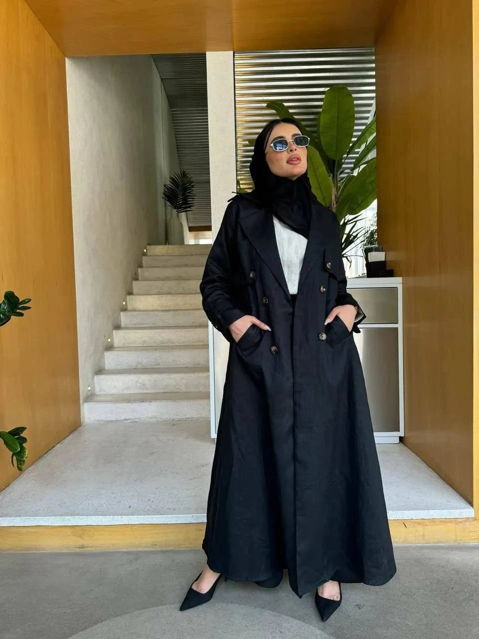 Elegant black linen blazer with a sharp silhouette, lightweight and perfect for smart-casual or everyday wear.