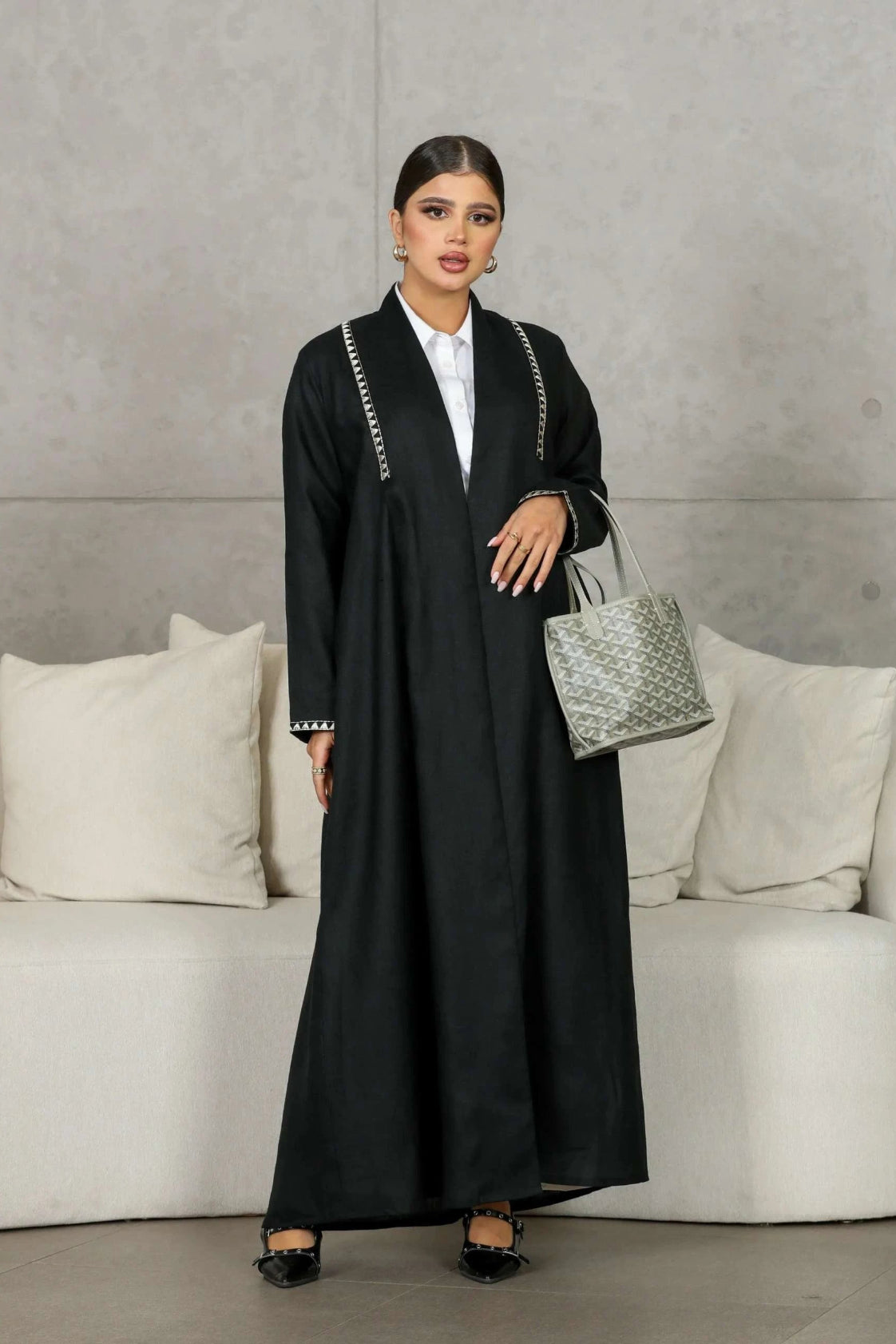 Elegant black abaya made of breathable linen with minimal embroidery and a clean, sophisticated design