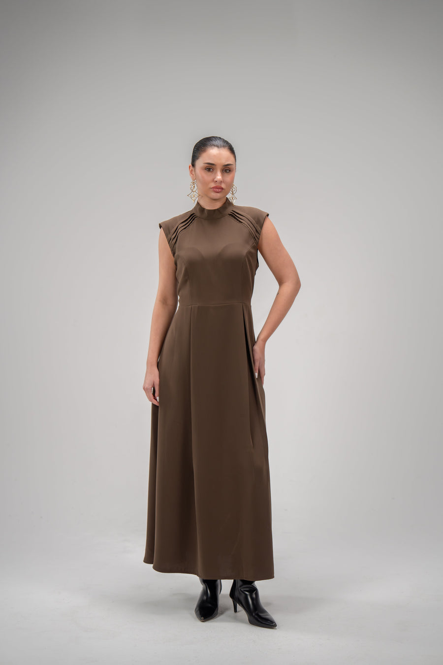 Elegant brown crepe dress with small pleats on sleeves, flowy and comfortable design