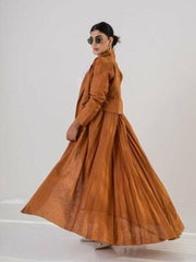 Woman wearing elegant orange blazer abaya made of lightweight linen with classic lapel collar and button details, styled with sunglasses and beige heels.