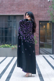 Elegant black bisht with purple chiffon lining and intricate purple Arabic calligraphy embroidery.