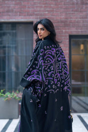 Elegant black bisht with purple chiffon lining and intricate purple Arabic calligraphy embroidery.
