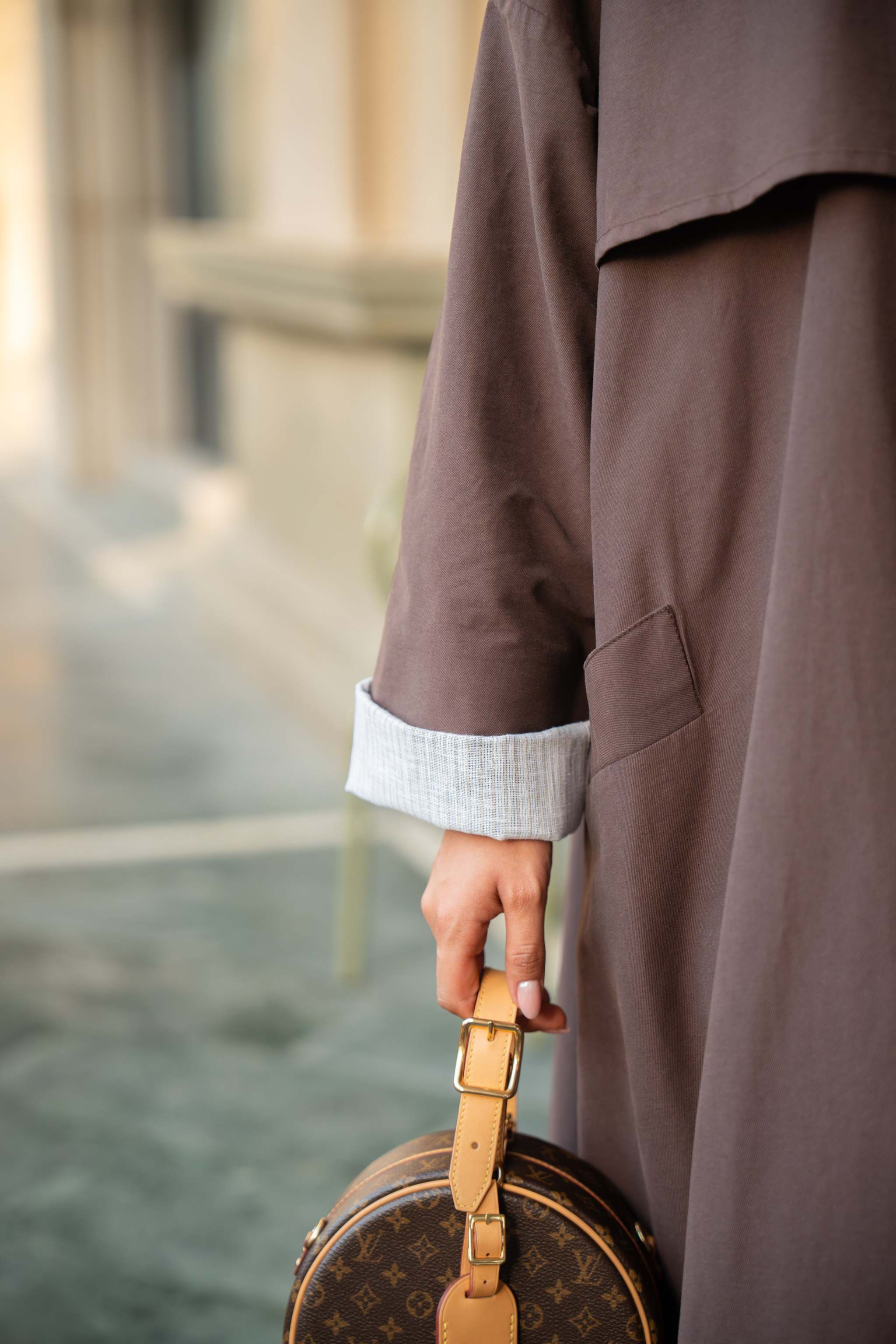 عباية ترنش باللون البني الشوكولاتي