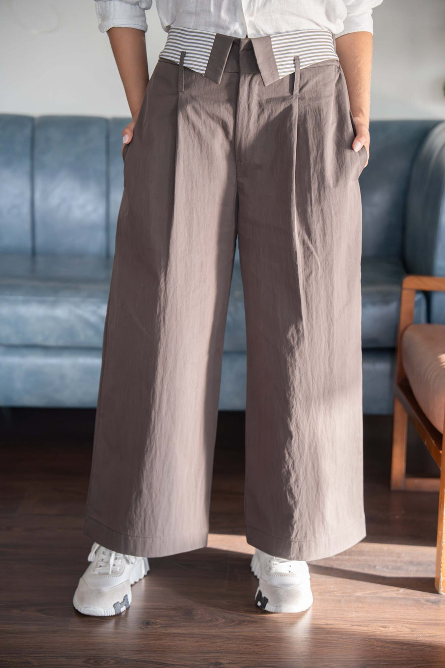 822 pant wide leg brown casual trousers on model with white sneakers