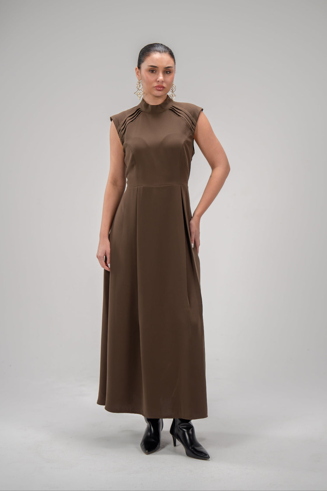 Elegant brown crepe dress with small pleats on sleeves, flowy and comfortable design