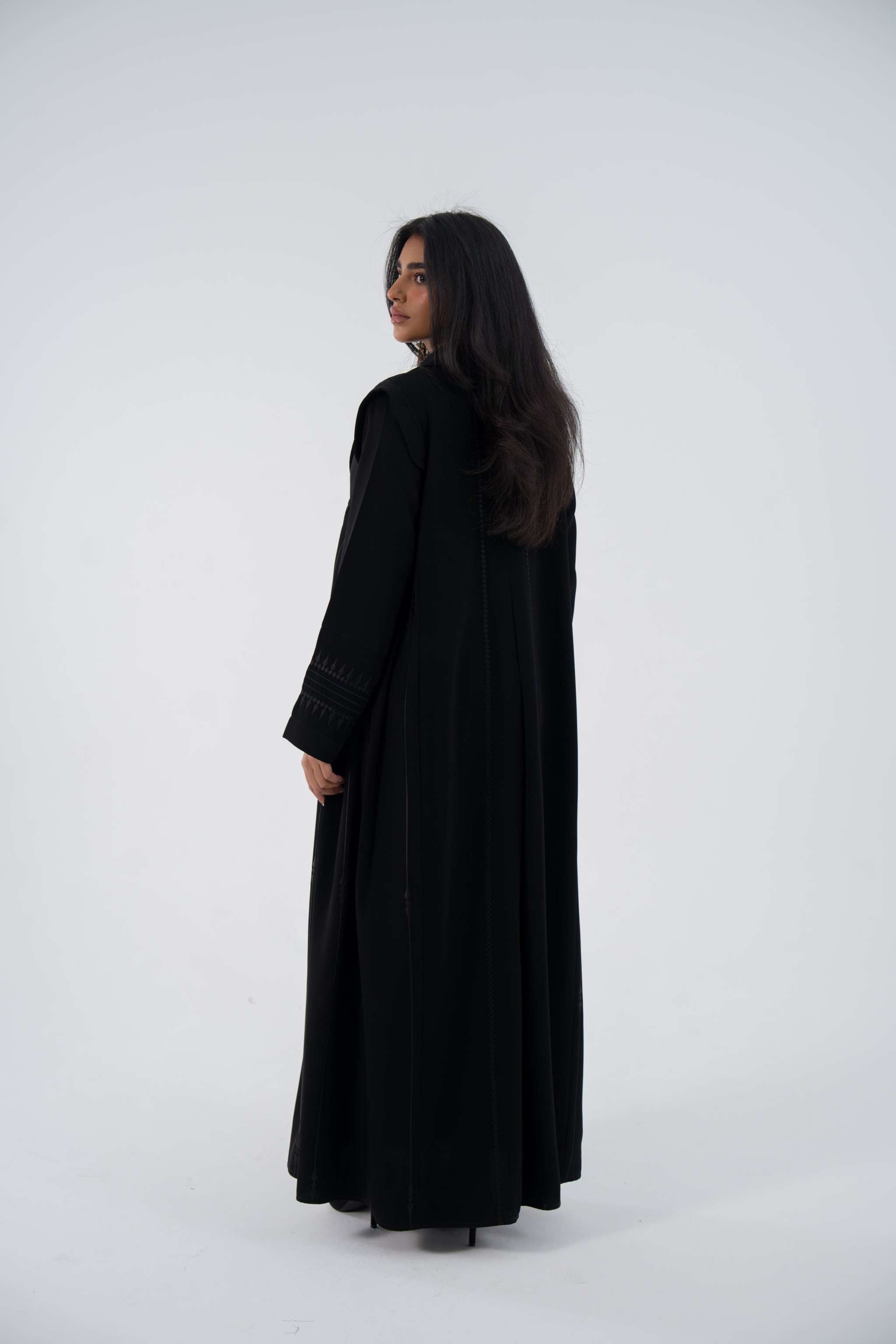 عباية كريب بلزر باللون الفحمي