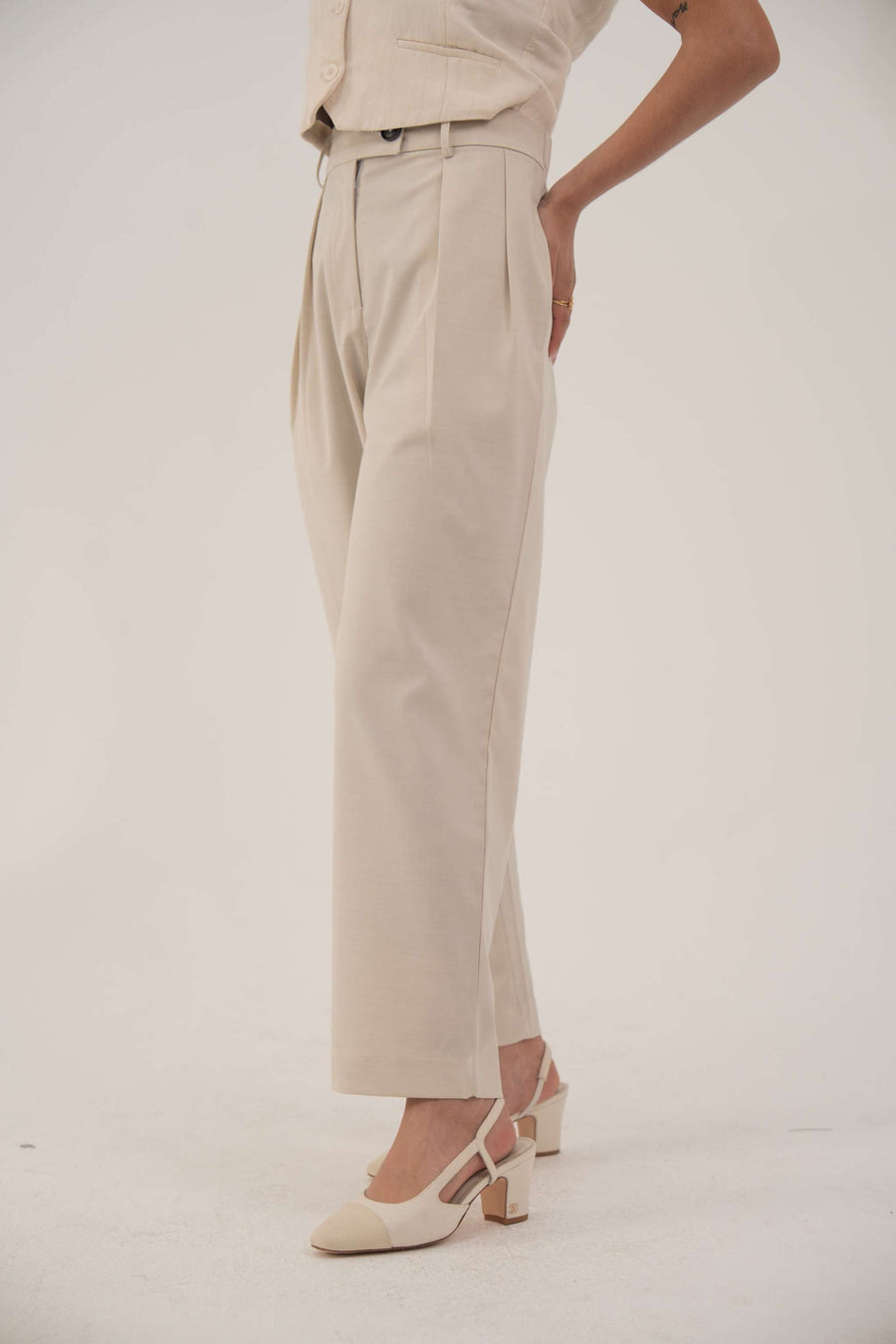 Beige linen wide-leg pants with side pockets for casual warm-weather wear