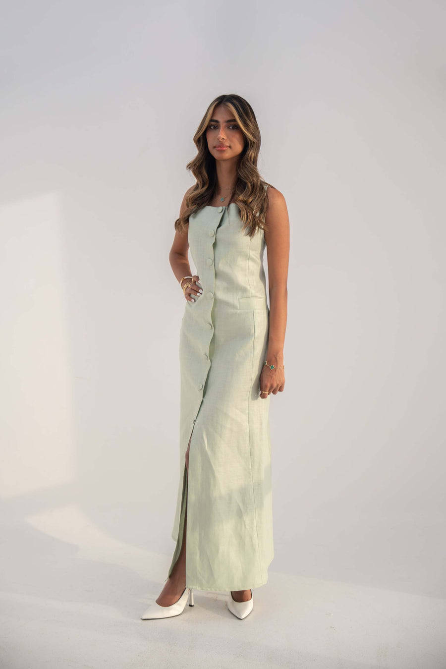 Sleeveless mint green linen blend dress with front buttons, straight cut Peppermint Inner style.