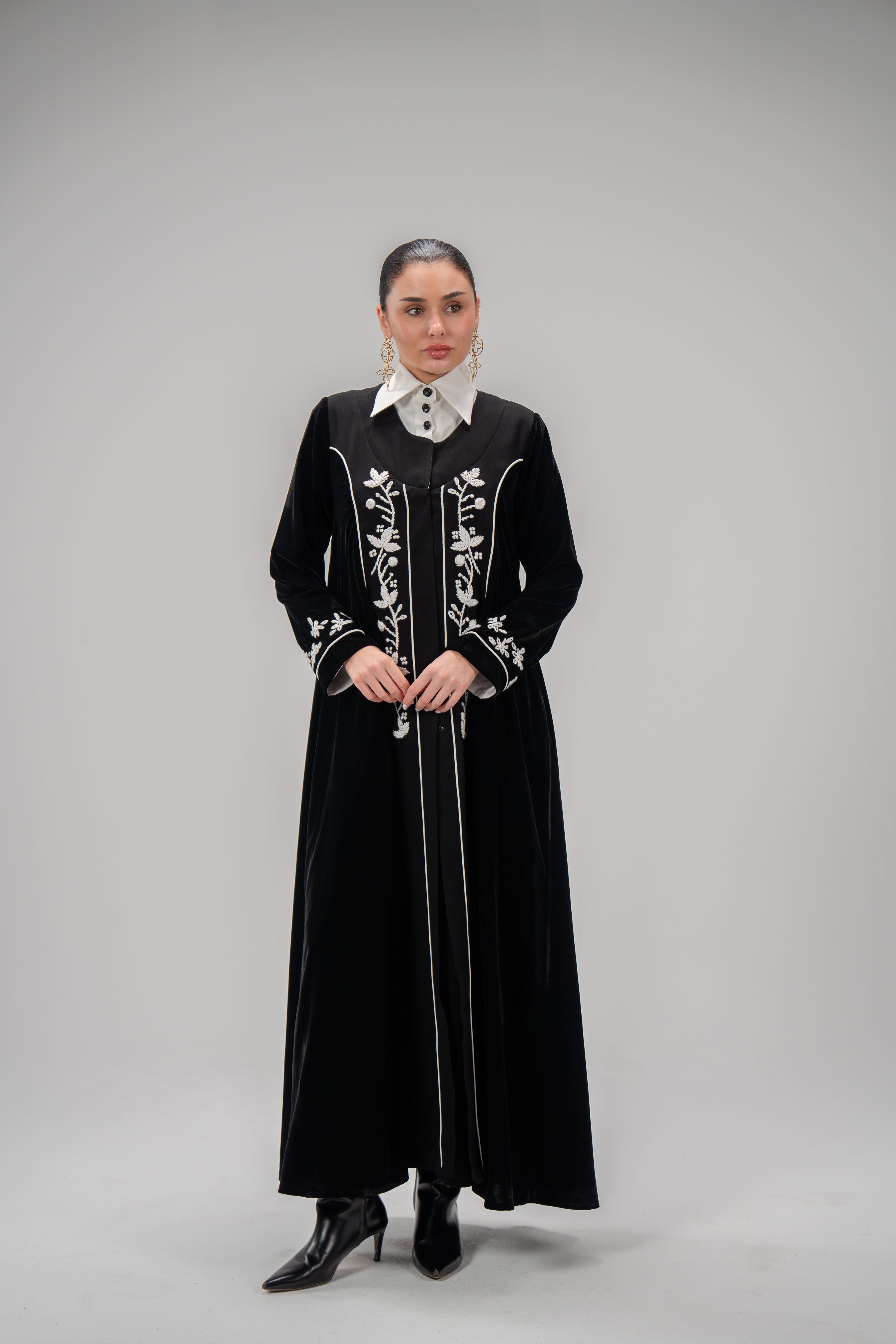 statement abaya in black velvet with white embroidery and collar buttons, elegant design
