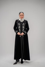 statement abaya in black velvet with white embroidery and collar buttons, elegant design