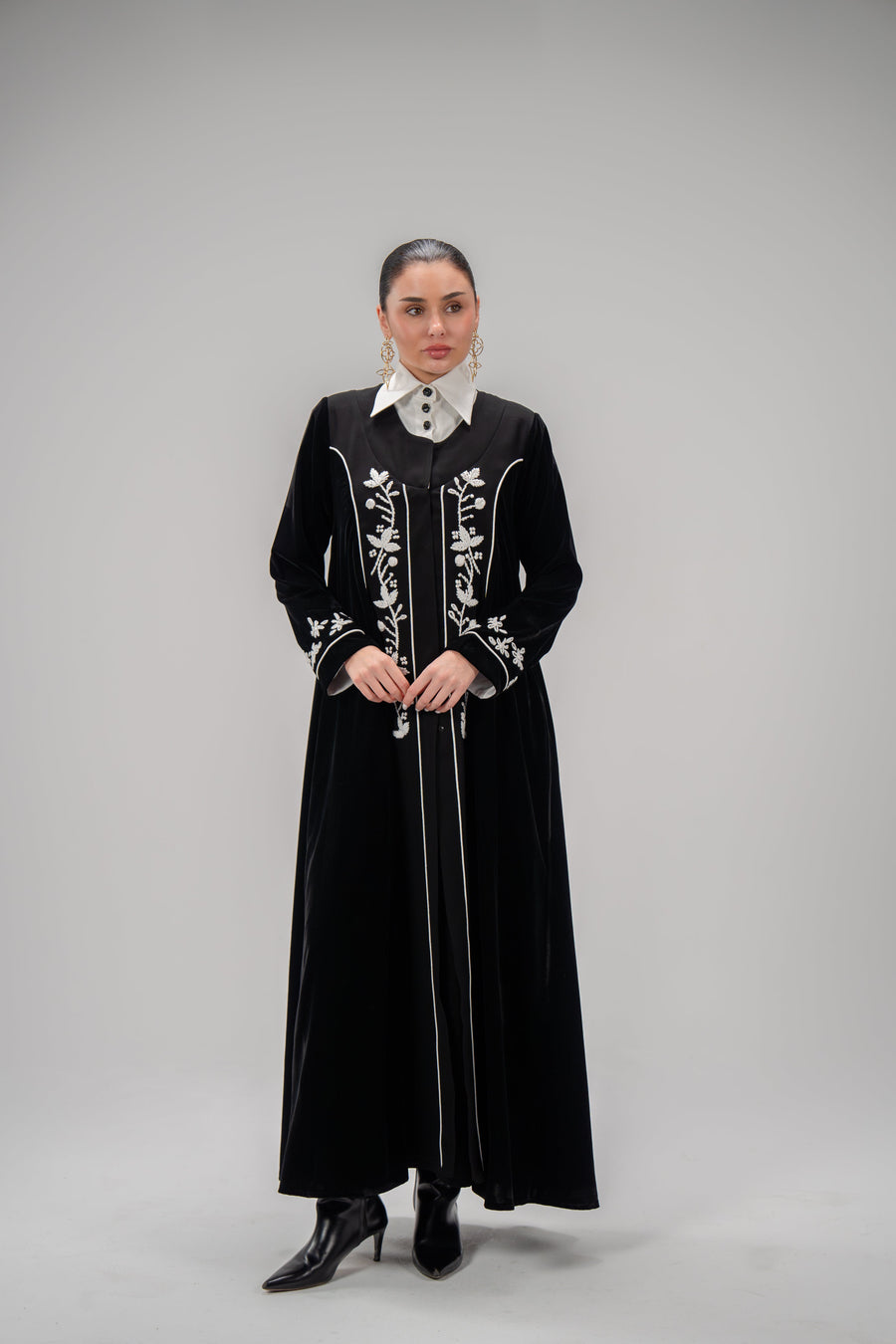statement abaya in black velvet with white embroidery and collar buttons, elegant design