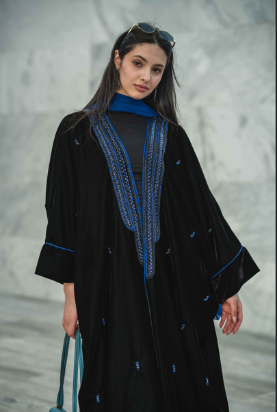 عباية مخملية باللونين الأسود والأزرق