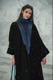 عباية مخملية باللونين الأسود والأزرق