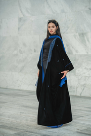 عباية مخملية باللونين الأسود والأزرق