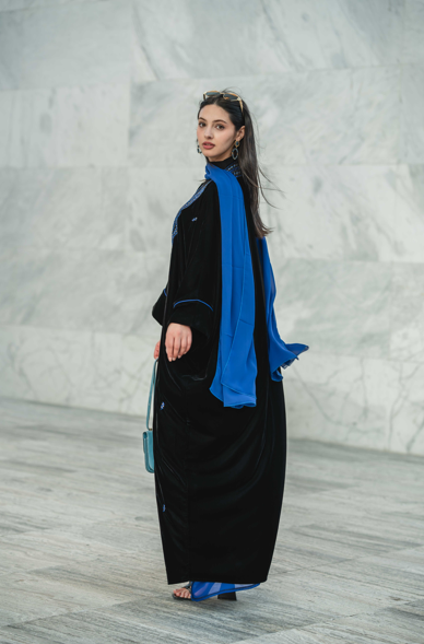 عباية مخملية باللونين الأسود والأزرق